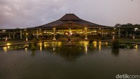 Pendopo ageng Pura Mangkunegaran merupakan tempat bagi raja untuk mengumpulkan para rakyat maupun utusannya. (Rifkianto Nugroho)