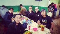 Tak hanya restoran mewah, Ade Jigo juga sering menghabiskan waktu dengan makan bersama di warung makan sederhana, seperti pada momennya kali ini. Foto: Instagram @adejigo