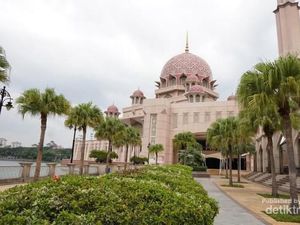 Cantiknya Masjid Pink Kebanggaan Malaysia