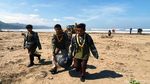 Warga dan TNI Bahu Membahu Bersihkan Sampah di Pantai Loji