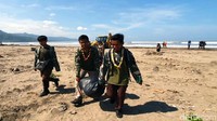Ratusan warga dan personel TNI dari Kodim 0622 Kabupaten Sukabumi melakukan bersih-bersih pantai dan penghijauan di kawasan Pantai Loji, Kabupaten Sukabumi, Jawa Barat, Rabu (11/12/2019).