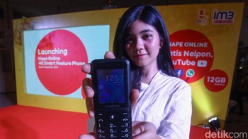 Indosat Ooredoo melalui IM3 Ooredoo, menghadirkan Hape Online - 4G Smart Feature Phone pertama dengan sistem operasi KaiOS di Solo, Jawa Tengah. Rabu (11/12/2019).