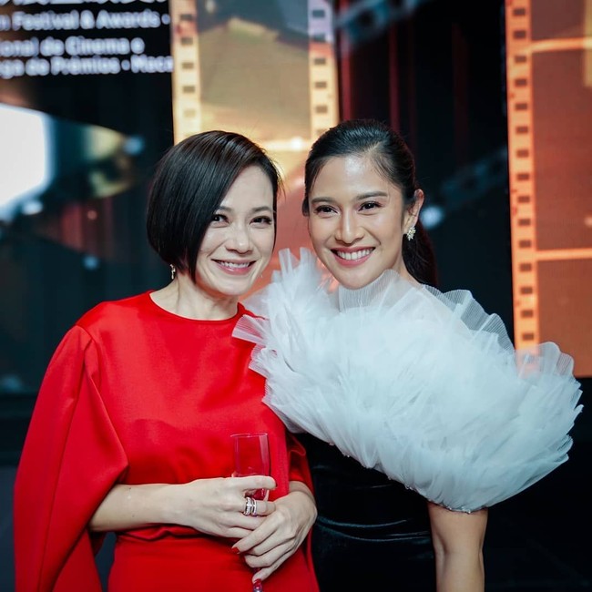 Selain dengan Yoona SNSD, pada malam penutupan International Film Festival & Awards di Macau, Dian Sastrowardoyo juga pose bareng aktris Malaysia peraih Golden Horse Award, Yeo Yann Yann. Foto: Dok. Instagram @therealdisastr