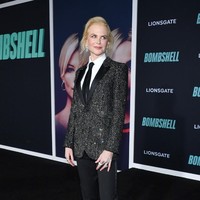 Busana Nicole Kidman ini merupakan koleksi rumah mode Saint Laurent yang dirancang oleh Anthony Vacarello. Outift Nicole terdiri dari blazer berbahan rajutan yang mengilap dengan kemeja berdasi sebagai dalaman, lalu celana panjang slim yang mengepas di kaki jenjangnya. Untuk alas kaki, ia memilih sandal heels beraksen rantai bling-bling. (Foto: Getty Images)