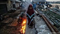 Sejumlah warga beraktivitas di kawasan pemukiman kumuh Penjaringan, Jakarta Utara.