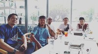 Setelah selesai melaksanakan solat Jumat, Ade Jigo pun mengajak teman-temannya untuk makan bersama di restoran. Dalam foto ini nampak rekan sesama artisnya yaitu Ricky Perdana. Foto: Instagram @adejigo