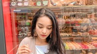 Karena “Makan” adalah bagian dari “Konten” hahahaha, tulis Sisi. Selain hobi makan, wanita ini juga hobi traveling ke banyak negara. Foto: instagram @sisi.asih