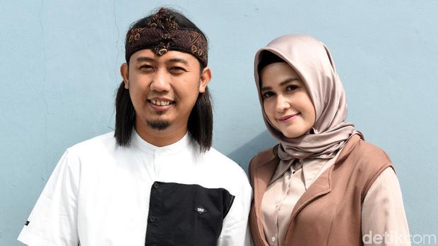 Ade Jigo dan istrinya saat ditemui di studio Trans TV.