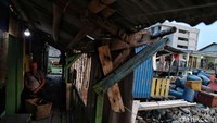 Sebagian warga ini memilih tinggal di rumah semi permanen di kawasan pemukiman kumuh di Penjaringan.