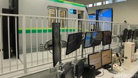 Seorang masinis kereta belum dinyatakan lulus apabila belum dapat mengoperasikan kereta secara manual maupun otomatis. Hanya tidak secara langsung di awal, melainkan lewat latihan di simulator kereta (Randy/detikcom)