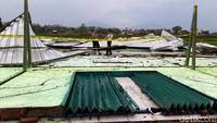 Gedung serba guna itu diterjang puting beliun sekitar pukul 14.30 WIB. 