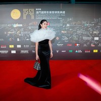 Mengenakan busana rancangan Sebastian Gunawan, Dian tampak menawan dan tak kalah cantik dengan Yoona. Dikatakan pula jika ibu dua anak ini makeup sendiri untuk penampilannya kala itu. Foto: Dok. Instagram @therealdisastr