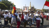 Aksi tak hanya dilakukan area luar gedung Pengadilan Internasional, Den Haag, Belanda. Sejumlah warga Myanmar pun turun ke jalanan kota Yangon, Myanmar, untu memberi dukungan pada Aung San Suu Kyi yang tengah mengikuti sidang terkait kasus dugaan genosida terhadap etnis Rohingya di Pengadilan Internasional, Den Haag, Belanda. Thein Zaw/AP Photo.