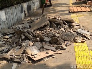 Pembongkaran Trotoar Cikini karena Perubahan Posisi Manhole dan Ducting