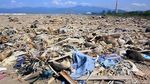 Warga dan TNI Bahu Membahu Bersihkan Sampah di Pantai Loji