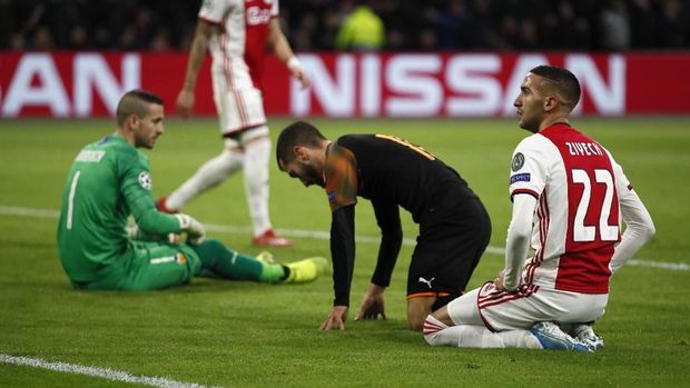 Ajax kalah 0-1  dari Valencia dan gagal ke babak 16 besar Liga Champions.