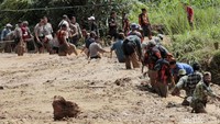 Pantauan detikcom, petugas kesulitan untuk membersihkan lumpur karena kondisinya masih basah.