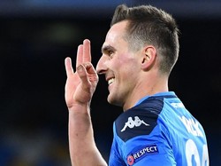Arkadiusz Milik yang saat ini merumput di Serie A Italia bersama Napoli kabarnya juga masuk daftar incaran Bianconeri. (Foto: Photo by Tiziana FABI / AFP)