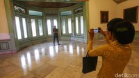 Pengunjung bisa berfoto-foto di dalam Pura Mangkunegaran.
