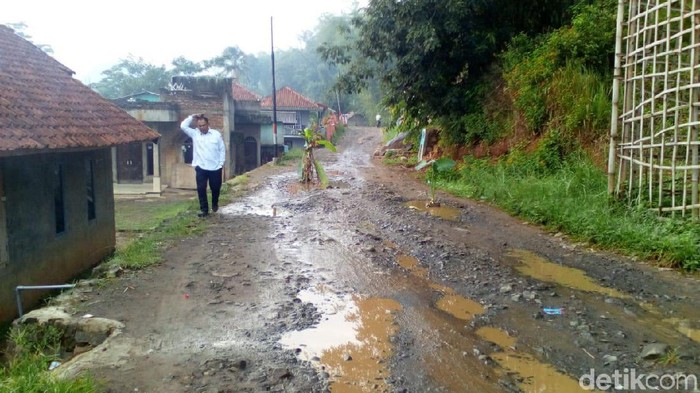 Jalan Rusak Bandung Barat Ditanami Pohon Pisang