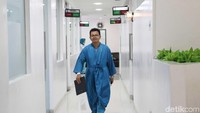 Yudi Kristiana berjalan di lorong Rumah Sakit Pusat Angkatan Darat (RSPAD) Gatot Subroto.