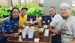 Sebelum Menikah Lagi, Ini Kedekatan Ade Jigo dengan Temannya Saat Kulineran
