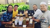 Nikmatinya Ade Jigo dan ketiga temannya sambil menimati bbq di restoran kekinian. Tampak tumpukan daging sudah siap dimasak dan disantap olehnya. Foto: Instagram @adejigo