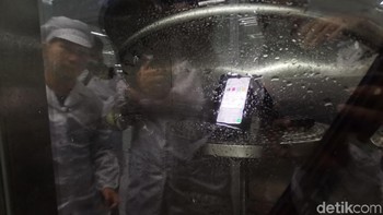 Oppo pun dihujani air untuk menguji waterproof pada perangkat. Foto: detikINET/Aisyah Kamaliah