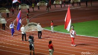 Kontingen Indonesia juga mengibarkan bendera merah putih saat parade penutupan SEA Games 2019.