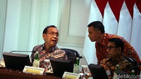Jokowi meminta dana desa diutamakan untuk program yang padat karya, yang memberikan kesempatan bekerja bagi mereka yang miskin serta menganggur di desa.