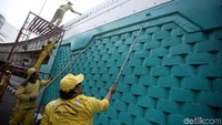 Selain itu, pengecatan ini merupakan bagian dari perawatan fasilitas agar terlihat lebih bersih dan sedap dipandang mata.  