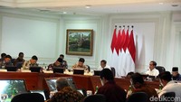 Jokowi juga memberi arahan kepada para menteri terkait agar dana desa bisa diakselerasi mulai awal tahun.