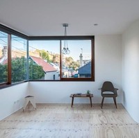 Jangan tertipu dengan tampilan luarnya. Bagian dalam rumah jauh dari kesan kumuh berkat dinding purih bersih dan lantai yang terbuat dari kayu.(Foto: Twitter/@FLjasmy)