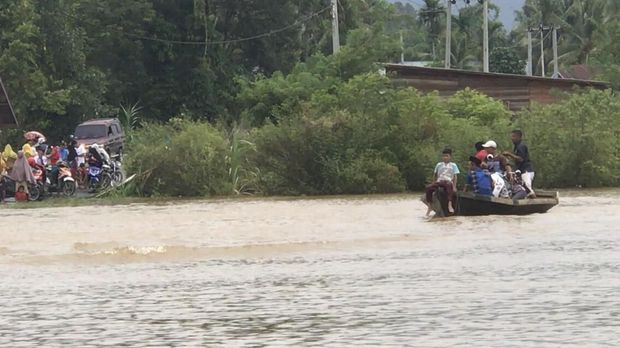 Banjir melanda 6 kecamatan.