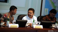 Rapat dihadiri oleh para menteri, Jaksa Agung serta Kapolri.