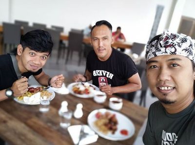 Sebelum Menikah Lagi, Ini Kedekatan Ade Jigo dengan Temannya Saat Kulineran