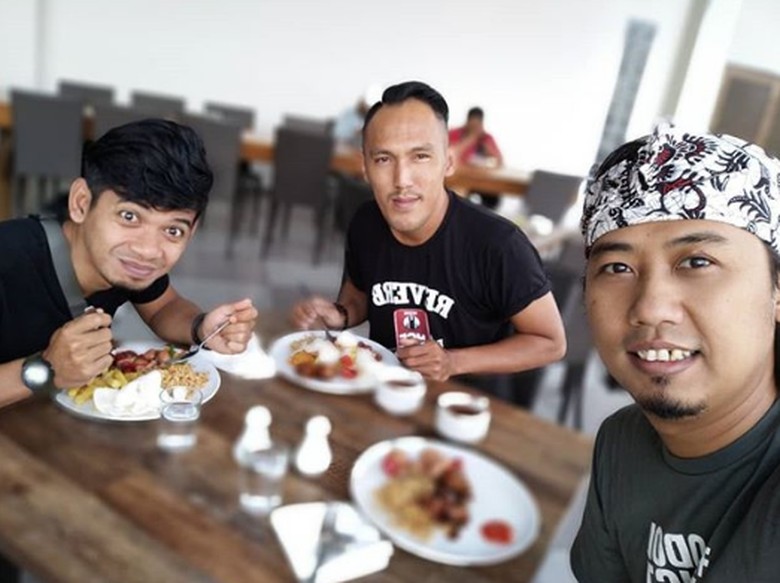 Sebelum Menikah Lagi, Ini Kedekatan Ade Jigo dengan Temannya Saat Kulineran Sebelum Menikah Lagi, Ini Kedekatan Ade Jigo dengan Temannya Saat Kulineran