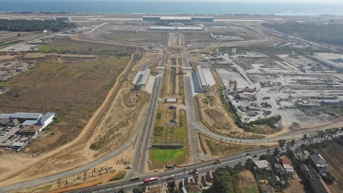 Pembangunan Bandara Internasional Yogyakarta (YIA) hampir tuntas. Hingga 8 Desember 2019, progress pembangunan bandara di Kulonprogo ini telah mencapai 90%.