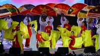 Tarian yang ditampilkan memukau perhatian penonton.
