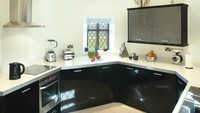  Interiornya sudah banyak diperbarui, contohnya pada dapur ini. Peralatan dan perlengkapannya modern dan jauh dari kesan abad 18. (Homeaway)