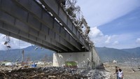 Jembatan yang pernah menjadi ikon Kota Palu dan ambruk saat gempa dan tsunami tahun lalu itu akan direkonstruksi dengan memanfaatkan dana hibah dari Jepang . 