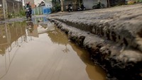 Kondisi jalan tersebut mengalami kerusakan sehingga membahayakan pengendara yang melintas.