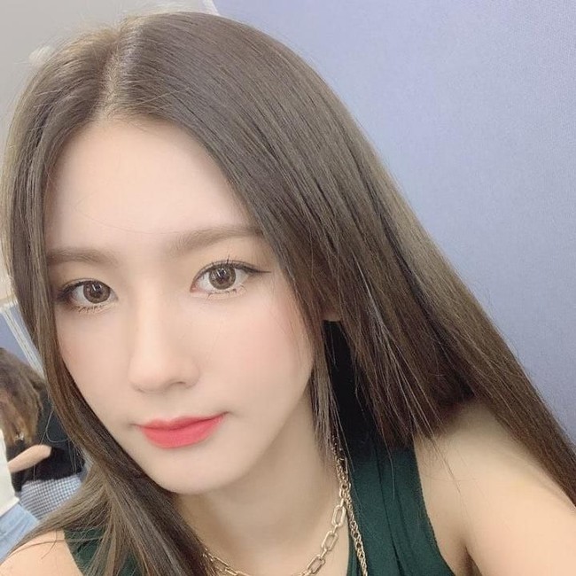 Blackpink adalah salah satu girlband Korea paling populer. Tak banyak yang tahu bahwa awalnya beranggotakan lebih dari empat member. Selain Jennie, JiSoo, Rose, dan Lisa, idol Korea Miyeon ternyata hampir bergabung dengan mereka. Foto: Instagram @official_g_i_dle