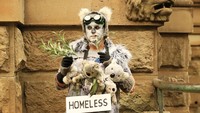 Kebakaran hutan yang terjadi di Australia pun mengancam kehidupan koala yang menjadi salah satu ikon negara tersebut. Pasalnya, kebakaran hutan yang terjadi di sejumlah wilayah itu merusak habitat para koala.