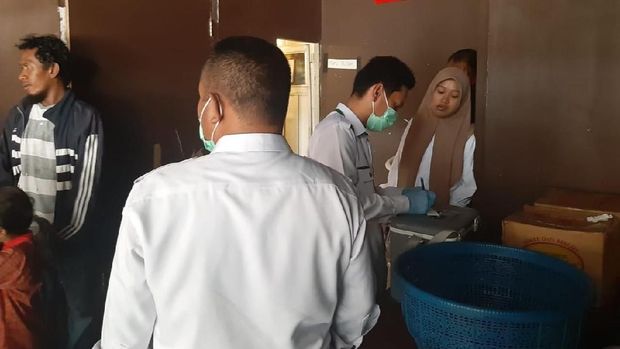 Polisi mengecek aduan warga soal air berbau bensin dekat SPBU Rappocini Makassar