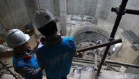 Headrace Tunnel berfungsi sebagai terowongan penghubung penampungan air dengan penstock, juga terhubung dengan power station.