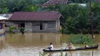 Akibatnya akses jalan desa terputus dan sekitar 276 kepala keluarga terdampak banjir. ANTARA FOTO/FB Anggoro.