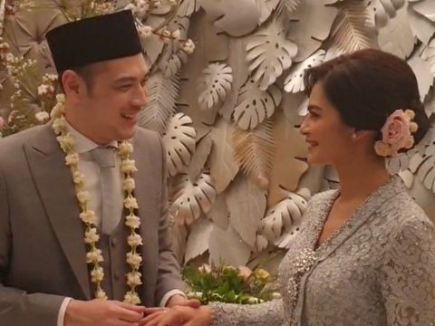Potret Bahagia dan Haru di Pernikahan Cut Tari dan Richard Kevin
