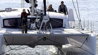 Momen saat Greta Thunberg tiba di Kota Lisbon, Portugal, usai melakukan perjalanan laut mengarungi Samudra Atlantik dari Amerika Serikat menuju ke Spanyol guna menghadiri Konferensi Perubahan Iklim COP25 yang diselenggarakan di Madrid. Pedro Rocha/AP Photo.