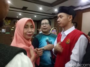 Celana Abu-abu Jadi Penyamaran, Lutfi Didakwa Merusuh di Senayan